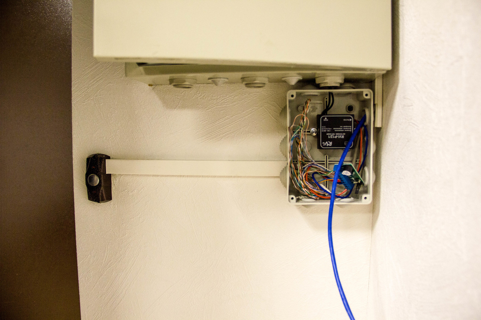 Монтаж видеодомофона с двумя мониторами