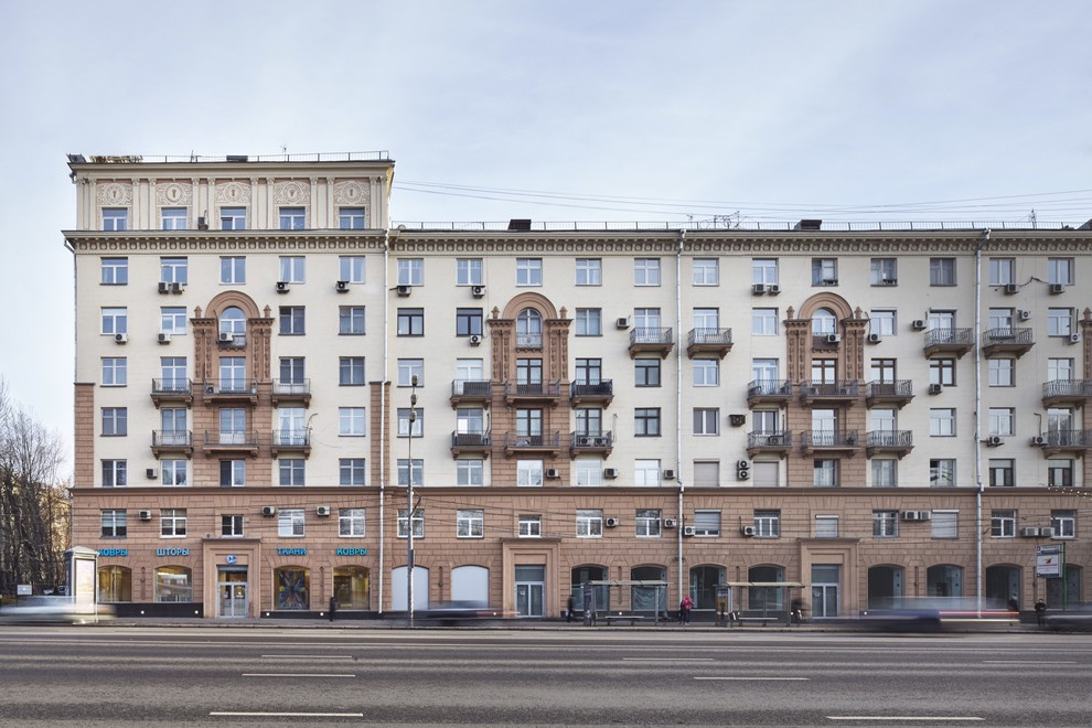 Фасад здания, в котором расположен салон