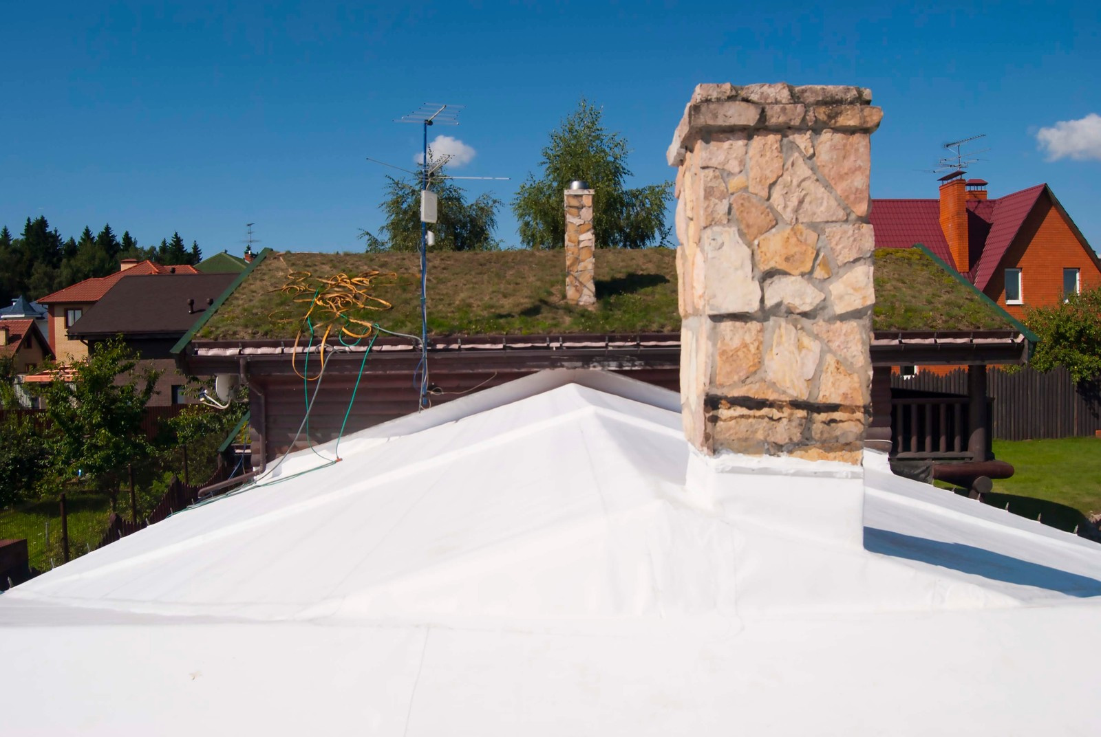 ТПО мембрана на скатной крыше. Гидроизоляция под озеленение кровли.