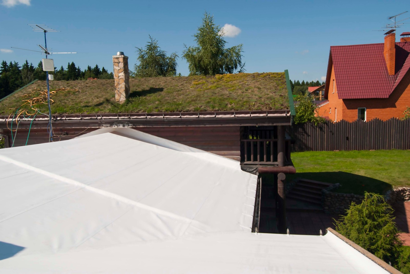ТПО мембрана на скатной крыше. Гидроизоляция под озеленение кровли.