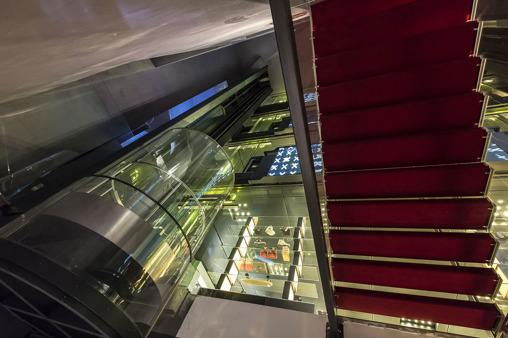 Круглый лифт для Фирменного магазина Excelsior - MILAN, ITALY
