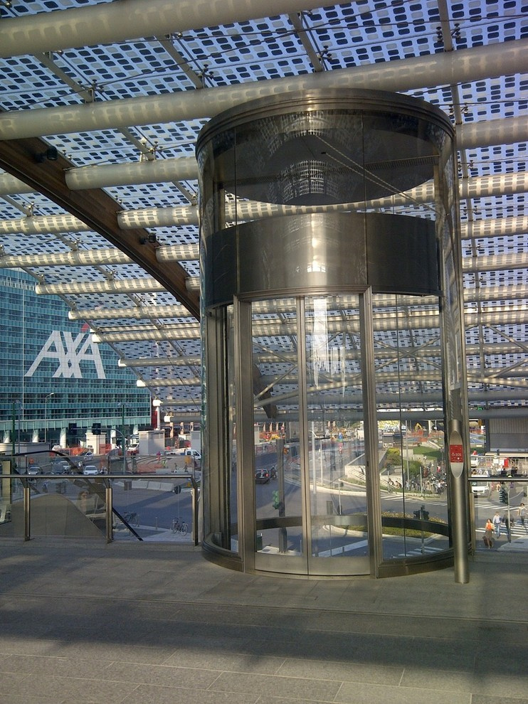 Круглый лифт для "района небоскребов" на площади Gae Aulenti - MILAN, ITALY