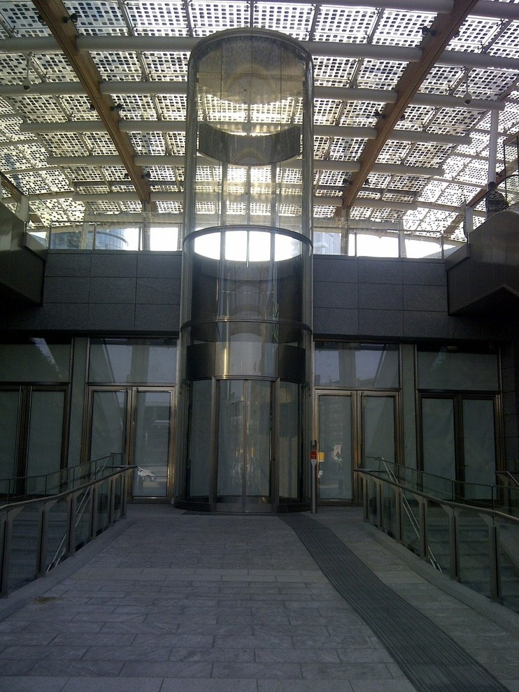 Круглый лифт для "района небоскребов" на площади Gae Aulenti - MILAN, ITALY