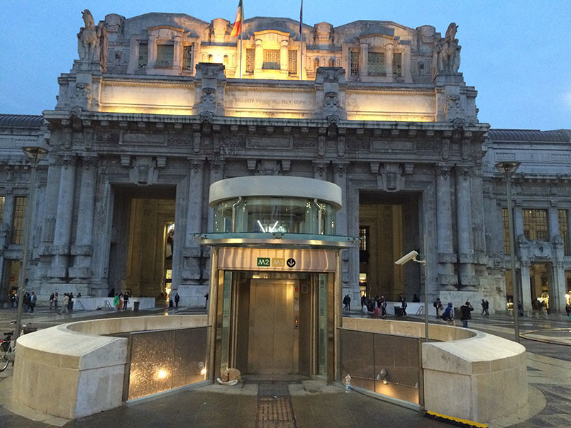 Круглый стеклянный лифт на площади Duca D`Aosta - MILAN, ITALY