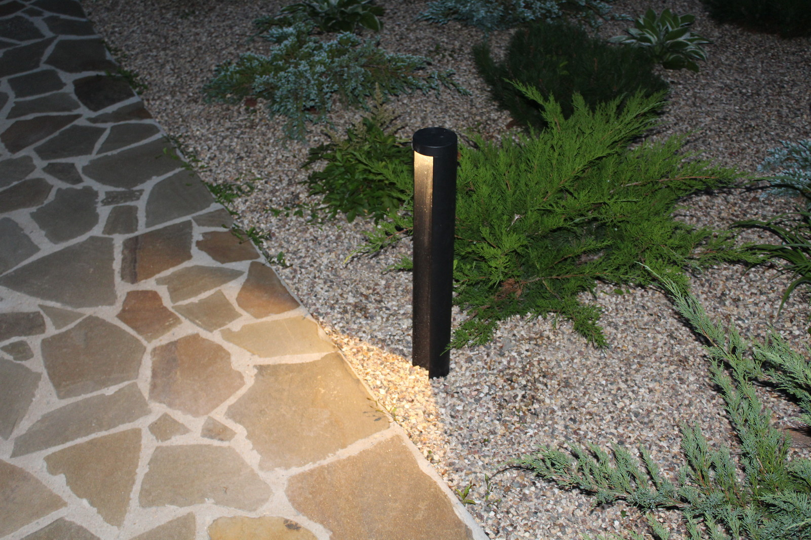 Мощение натуральным камнем, светодиодный светильник