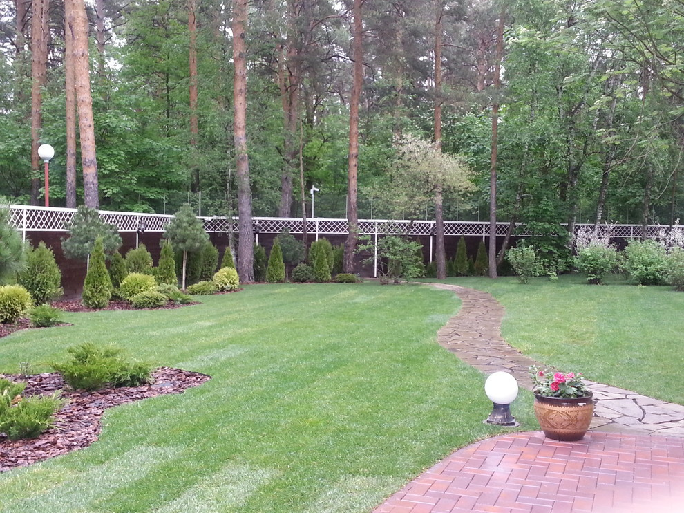 Сад при классическом особняке