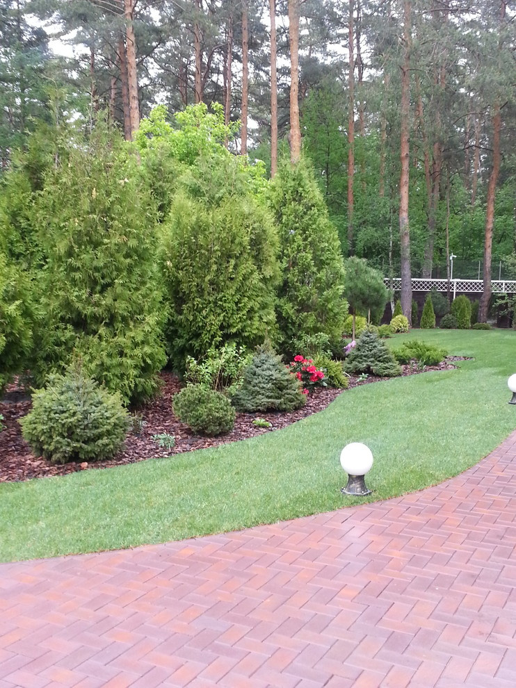 Сад при классическом особняке