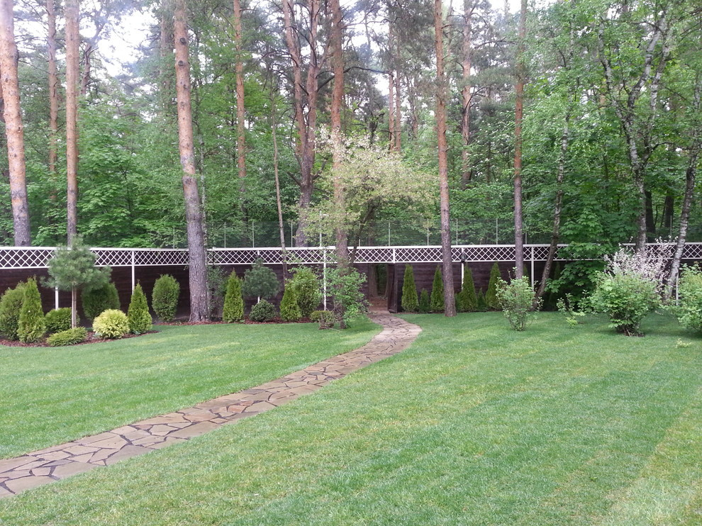 Сад при классическом особняке