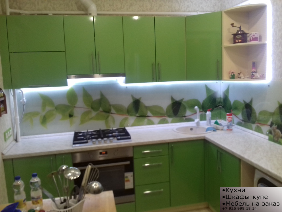 Угловая кухня в пленке со скинали