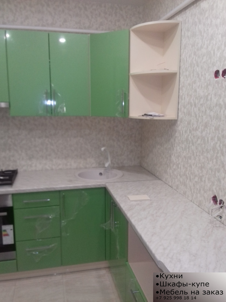 Угловая кухня в пленке со скинали