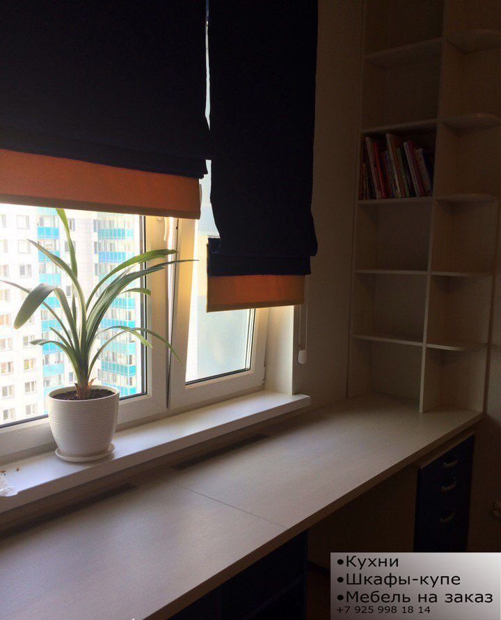 Письменный стол с полками для учебы и работы