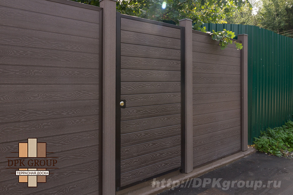 Забор из террасной доски, калитка, и автоматические ворота.