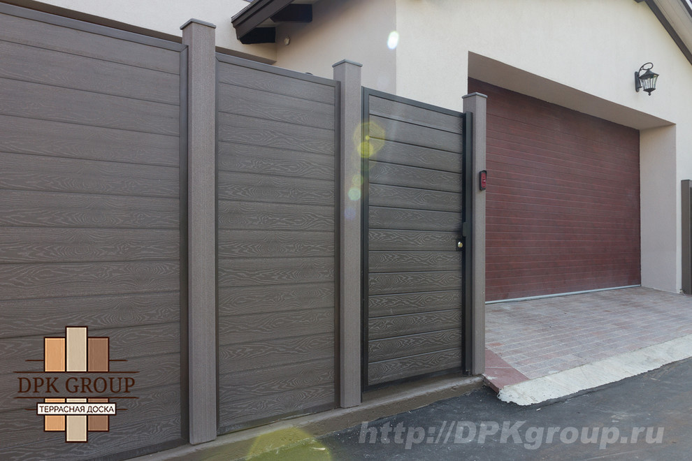 Забор из террасной доски, калитка, и автоматические ворота.