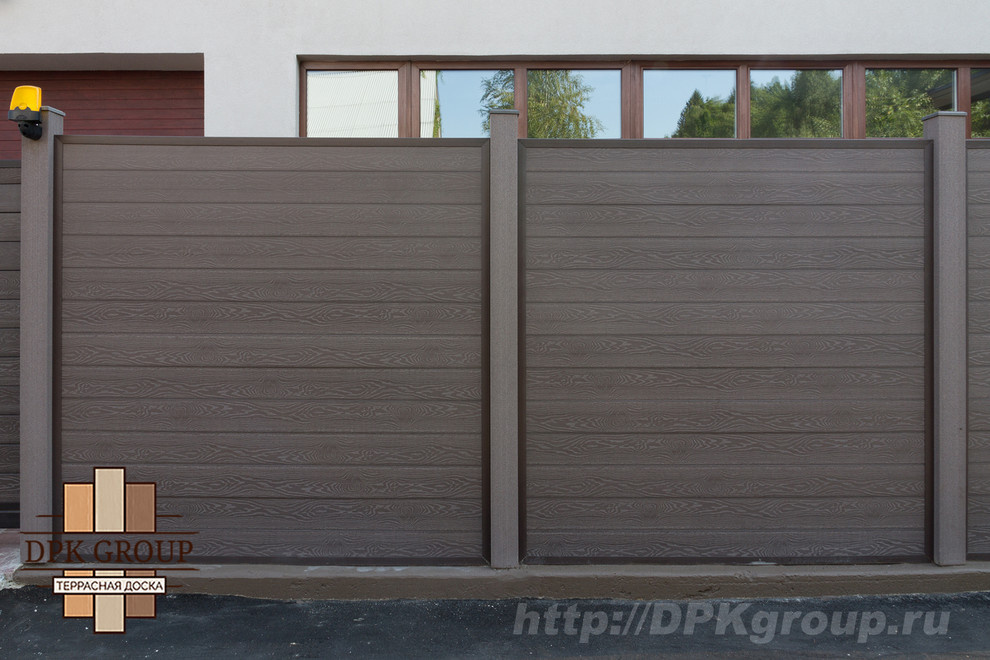 Забор из террасной доски, калитка, и автоматические ворота.