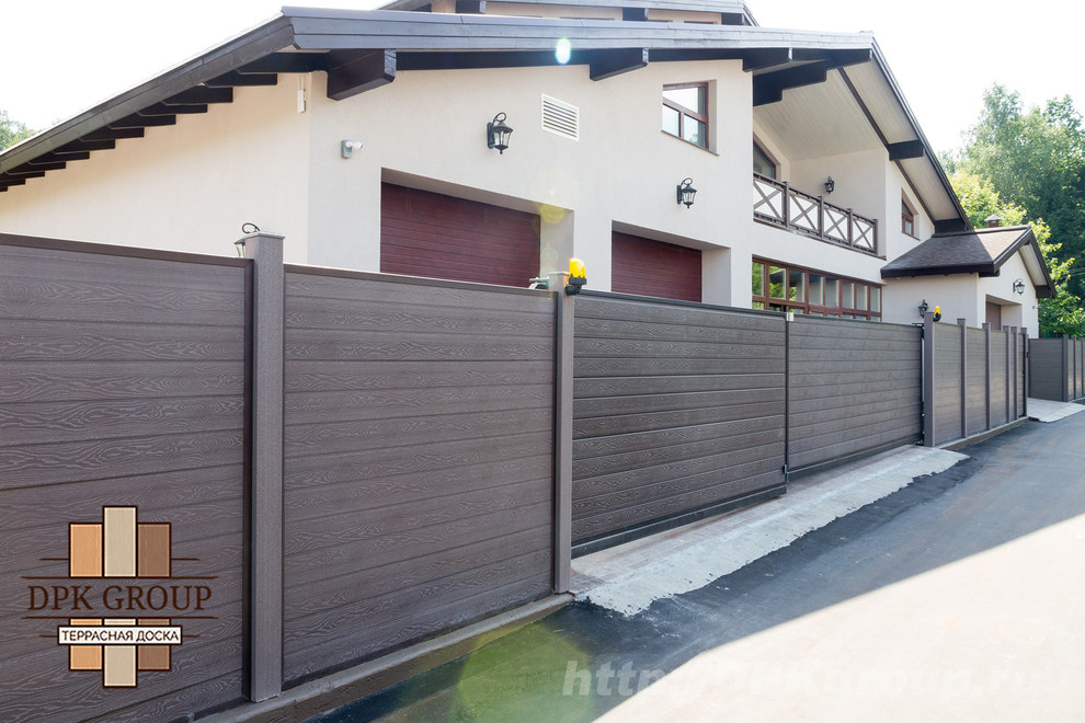 Забор из террасной доски, калитка, и автоматические ворота.
