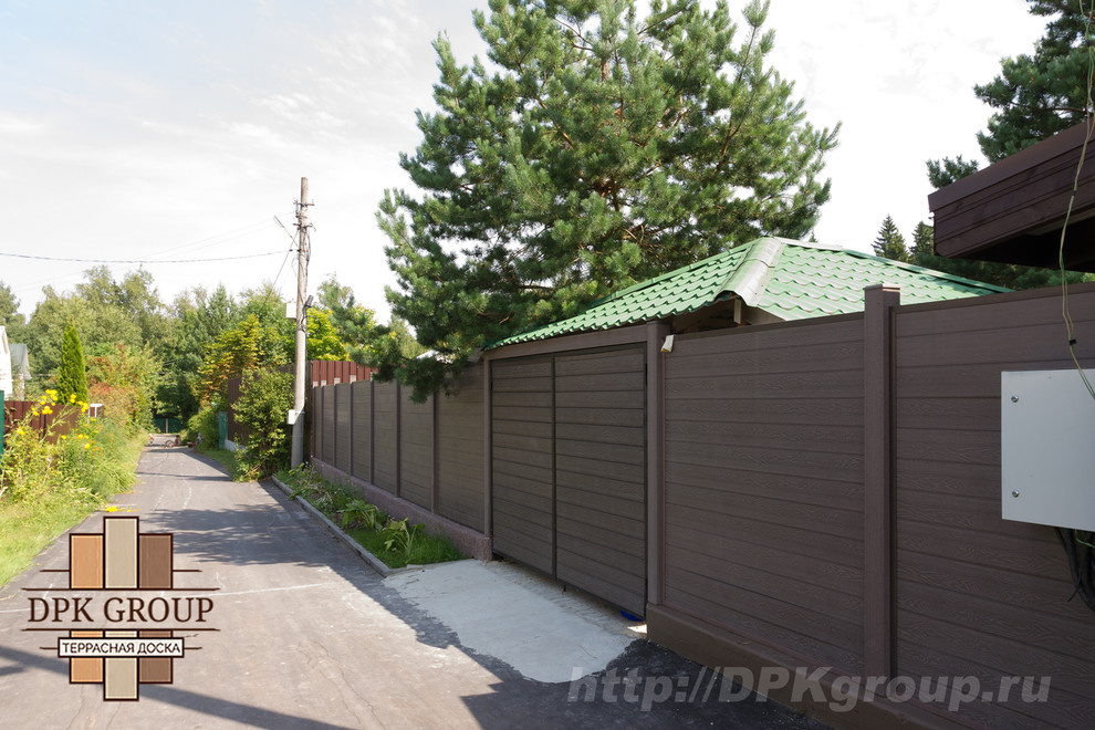 Забор из террасной доски, калитка, и автоматические ворота.