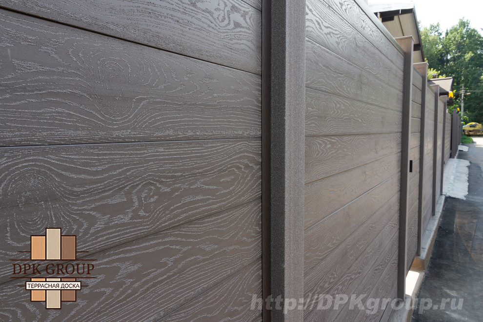 Забор из террасной доски, калитка, и автоматические ворота.