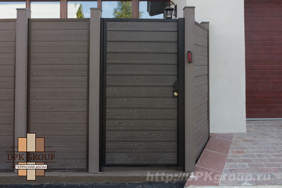 Забор из террасной доски, калитка, и автоматические ворота.