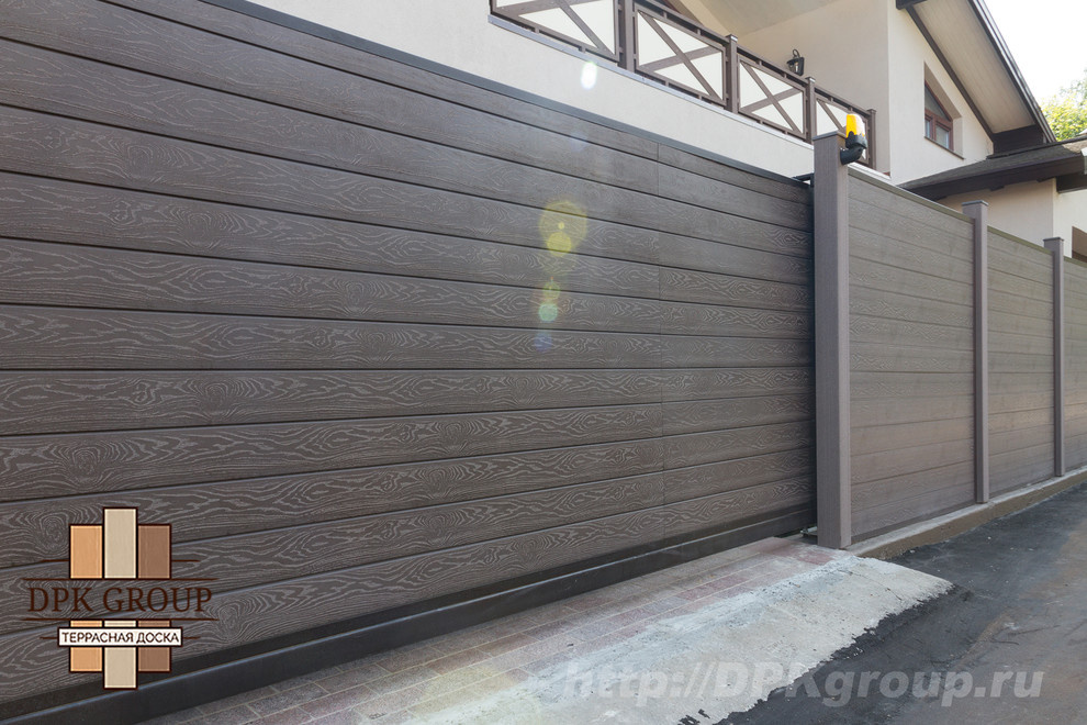 Забор из террасной доски, калитка, и автоматические ворота.