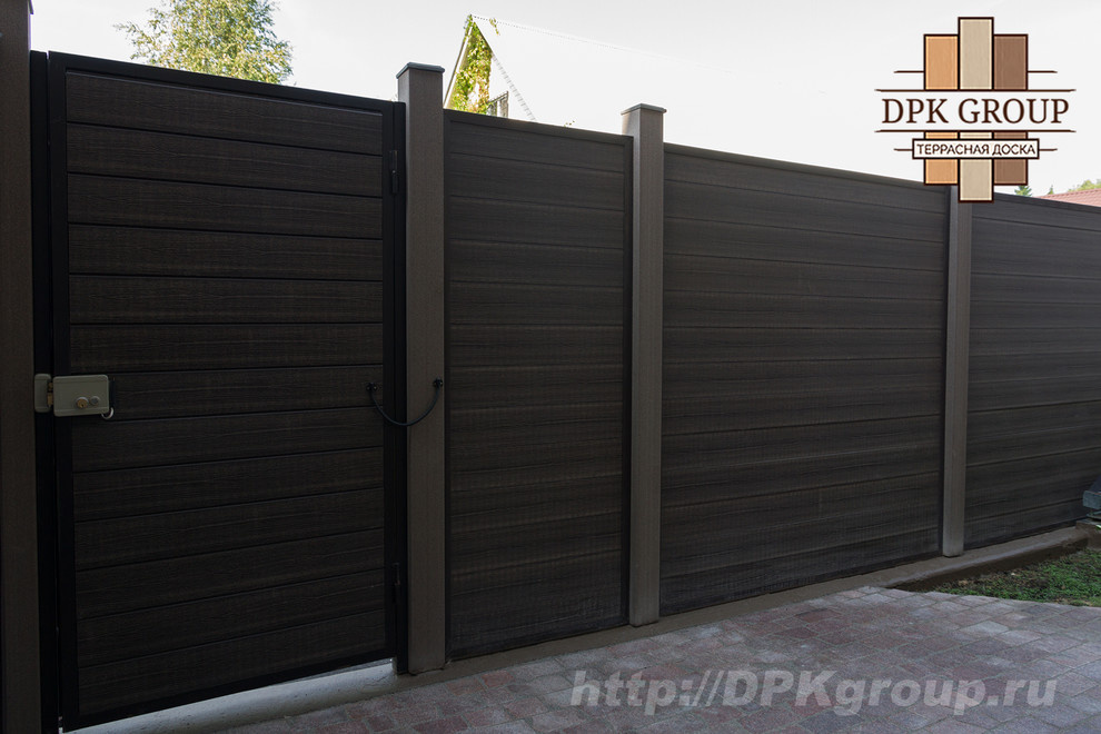 Забор из террасной доски, калитка, и автоматические ворота.