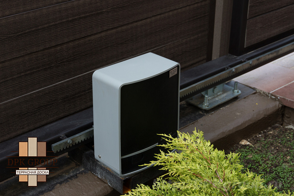 Забор из террасной доски, калитка, и автоматические ворота.