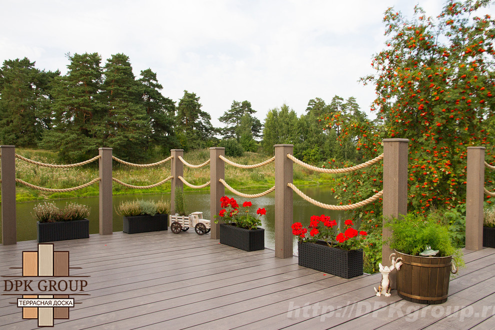 Терраса с баней на склоне берега пруда.