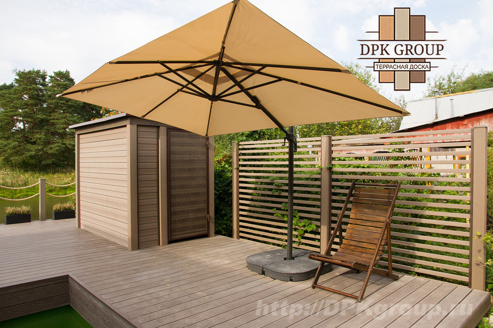 Терраса с баней на склоне берега пруда.