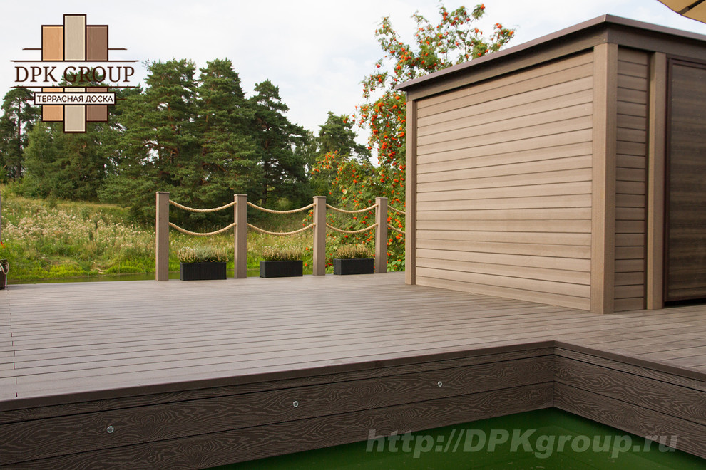 Терраса с баней на склоне берега пруда.