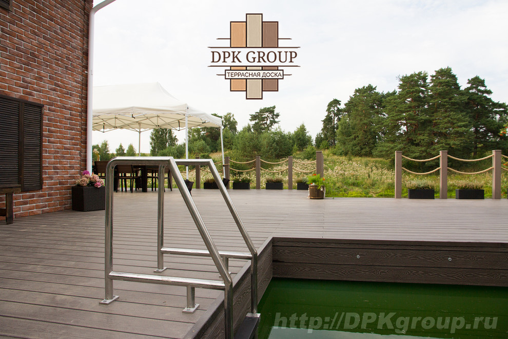 Терраса с баней на склоне берега пруда.