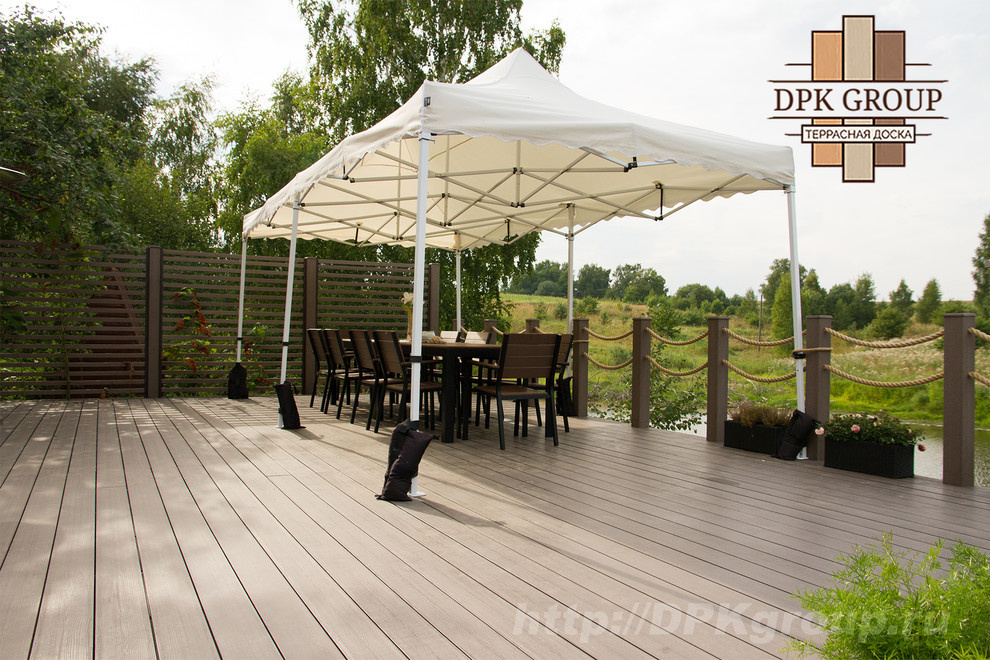 Терраса с баней на склоне берега пруда.