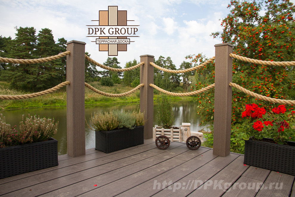 Терраса с баней на склоне берега пруда.