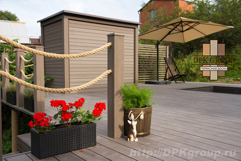 Терраса с баней на склоне берега пруда.