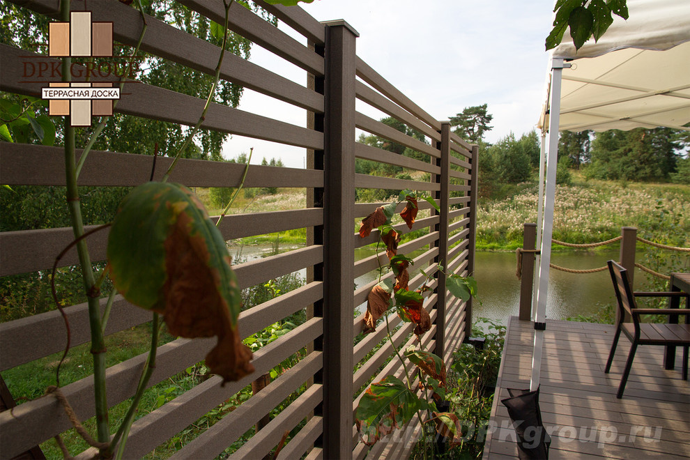 Терраса с баней на склоне берега пруда.