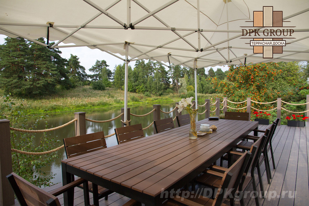 Терраса с баней на склоне берега пруда.
