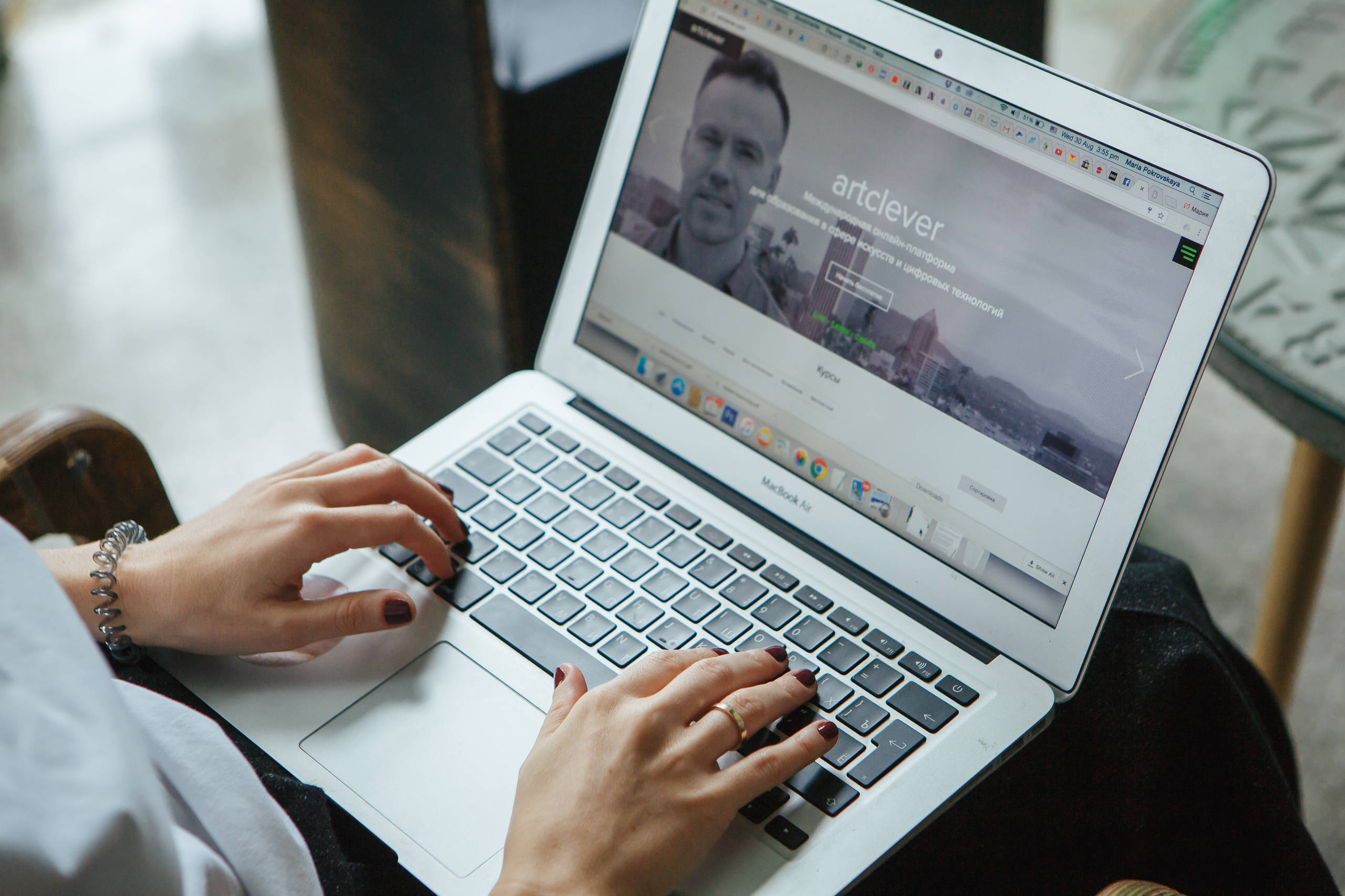 Портрет: Платформа Artclever, где учат визуальным искусствам