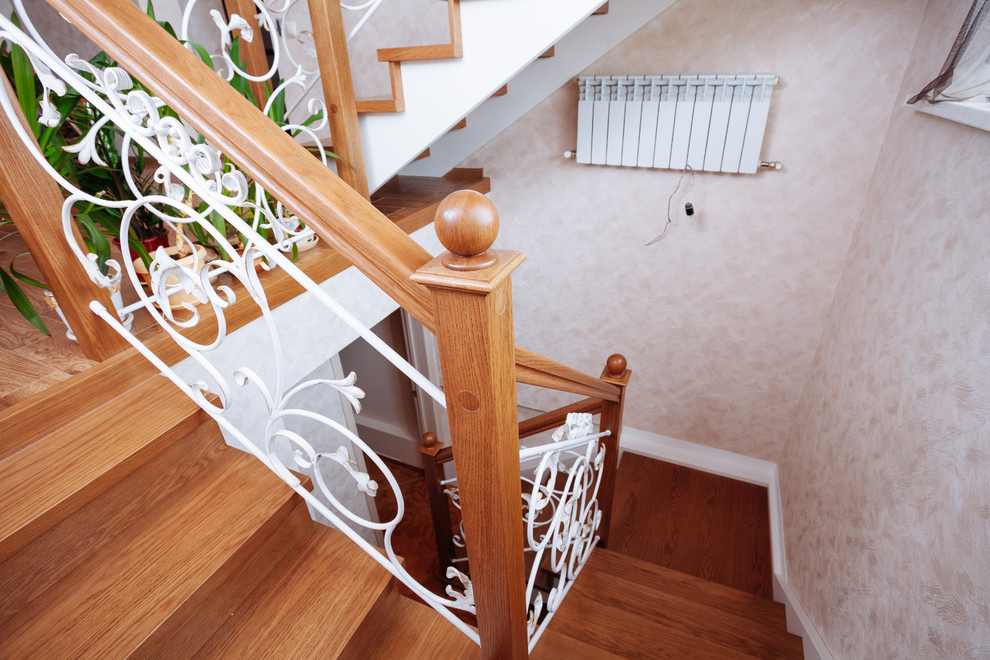 Деревянная лестница с кованым ограждением в Тихой слободе