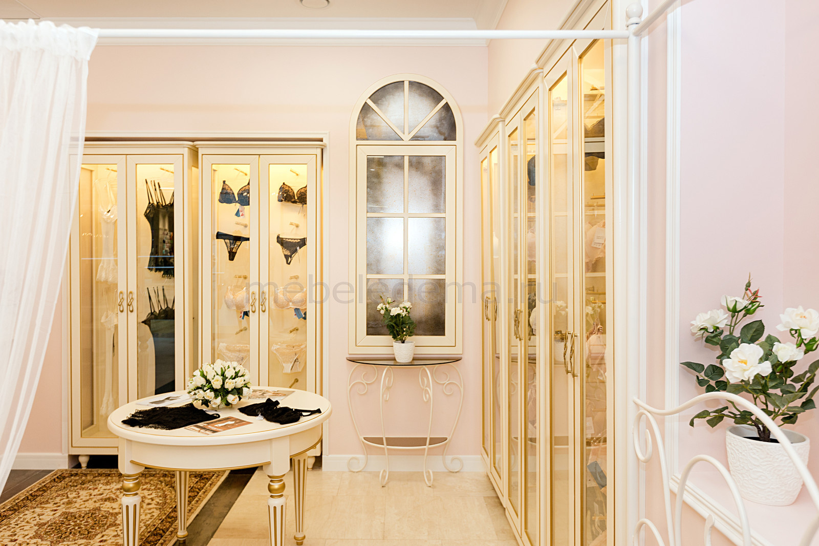 Шкафы-витрины, встроенные в ниши