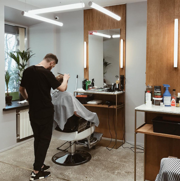 Освещение в мужской парикмахерской Chop Chop Moscow