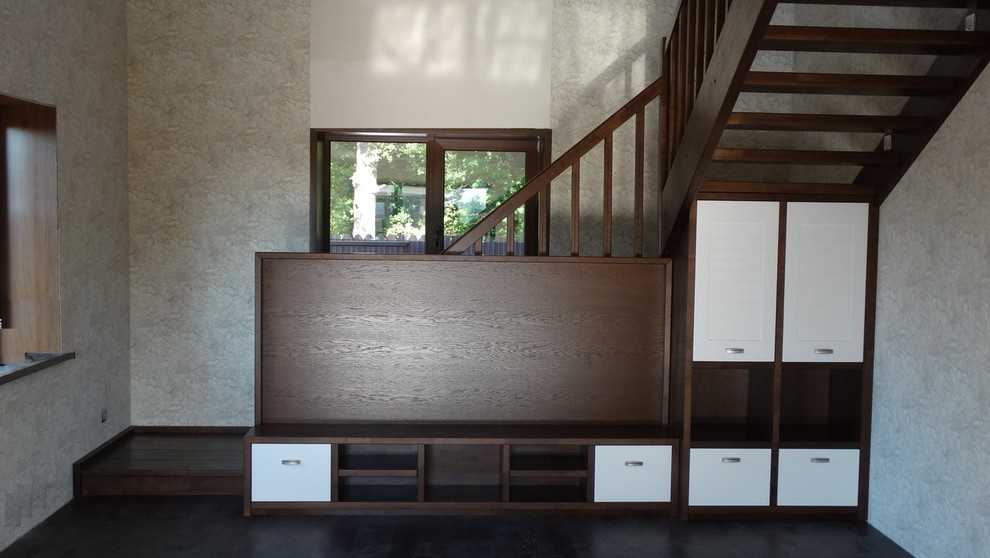 Лестница с системой хранения и тумбой под телевизор