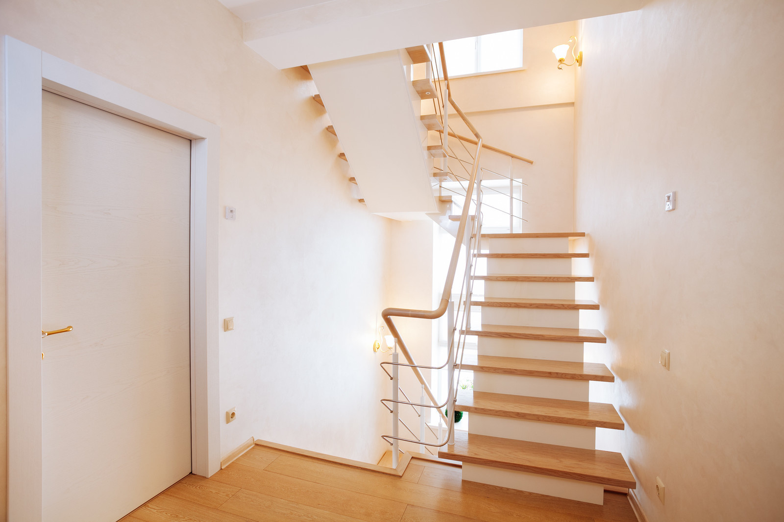 Лестница на косоурах с нижней зашивкой в тайнхаусе на ул. Агакова г. Чебоксары