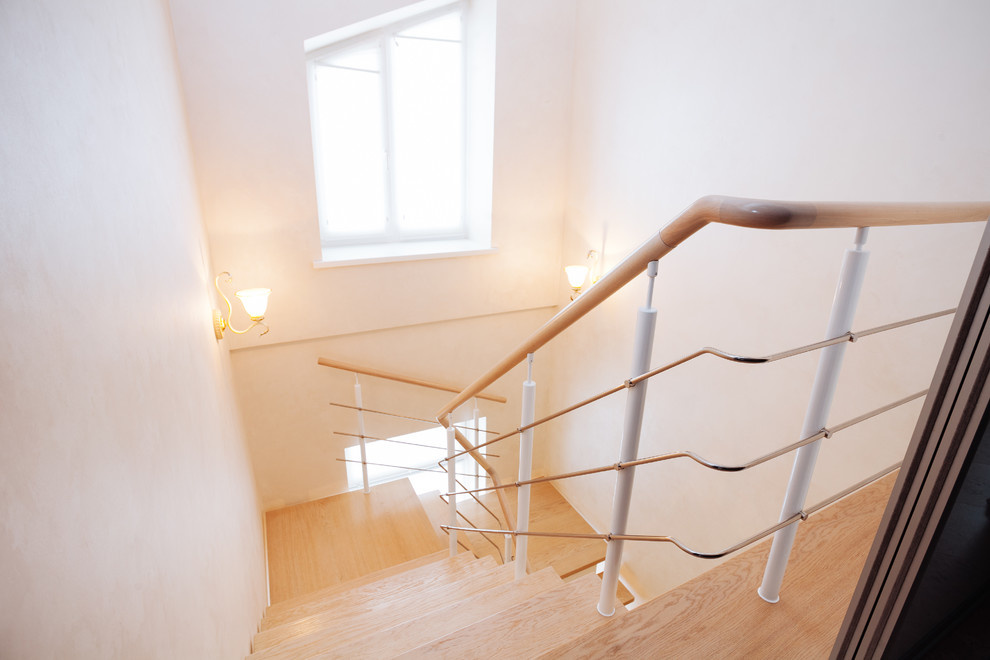 Лестница на косоурах с нижней зашивкой в тайнхаусе на ул. Агакова г. Чебоксары