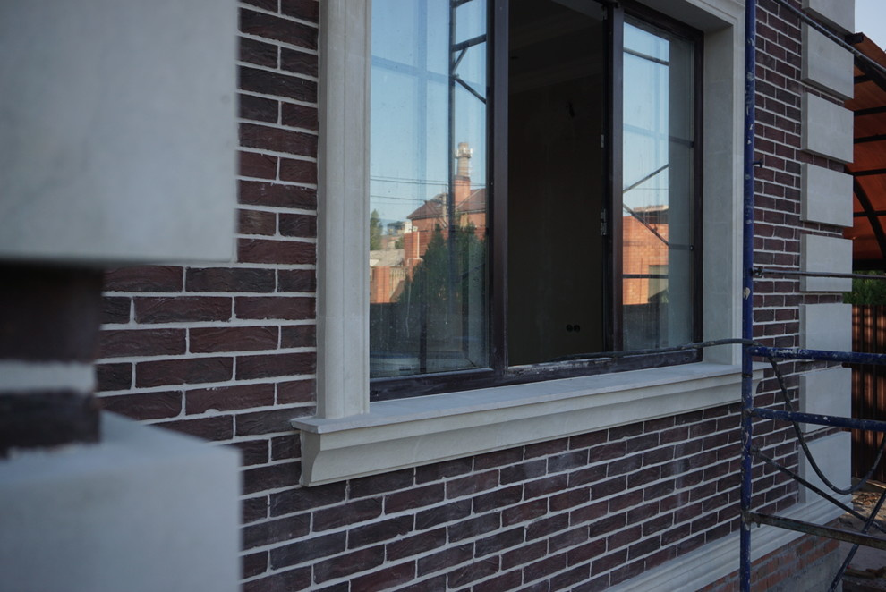 Сочетание натурального камня светлых тонов с современным клинкером