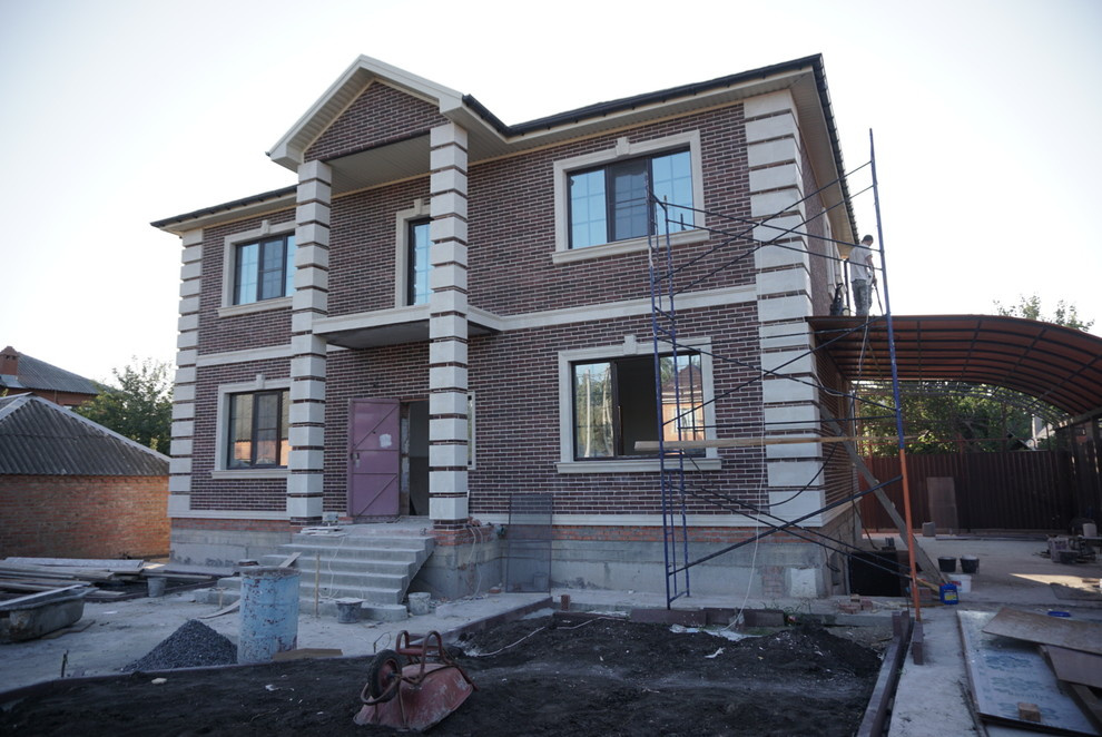 Сочетание натурального камня светлых тонов с современным клинкером