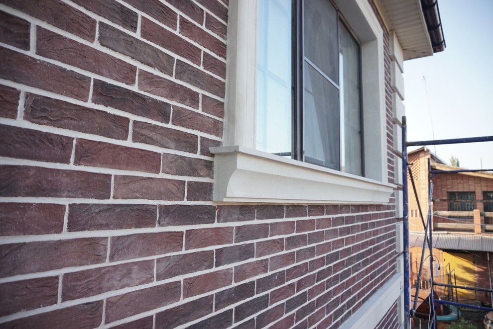 Сочетание натурального камня светлых тонов с современным клинкером