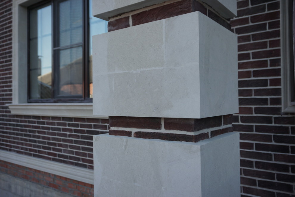 Сочетание натурального камня светлых тонов с современным клинкером