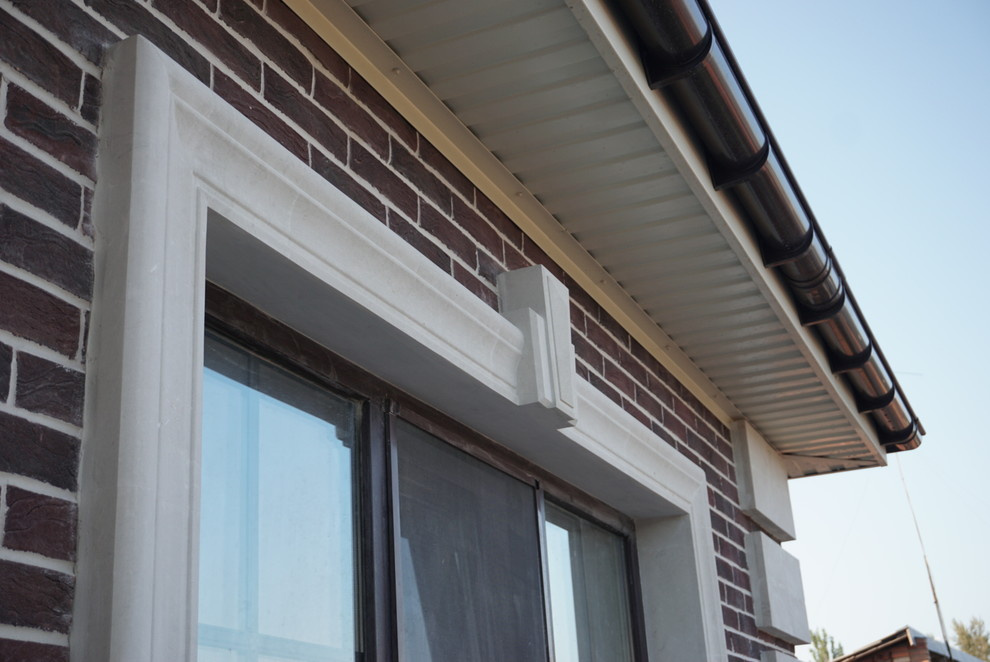 Сочетание натурального камня светлых тонов с современным клинкером