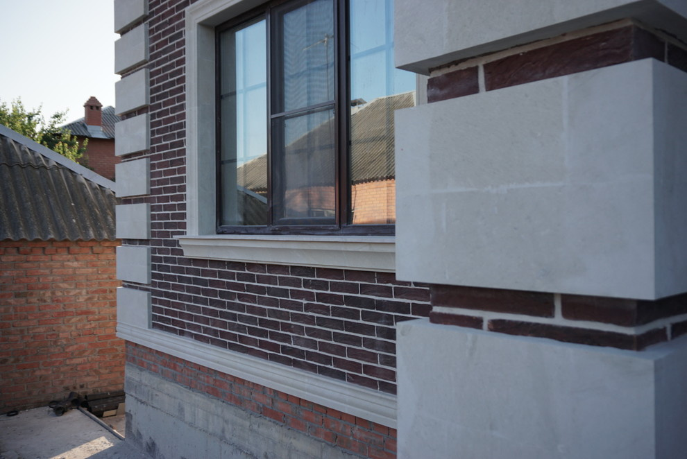 Сочетание натурального камня светлых тонов с современным клинкером