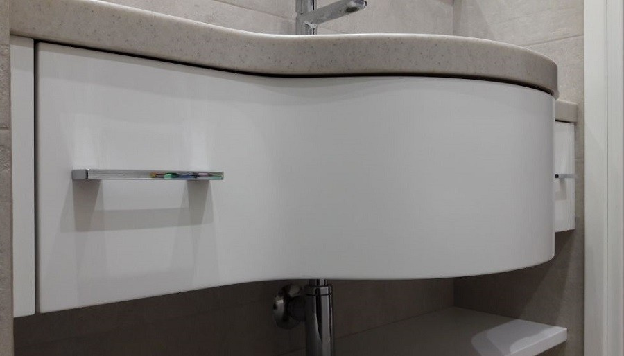 Тумба в ванную с гнутым фасадом