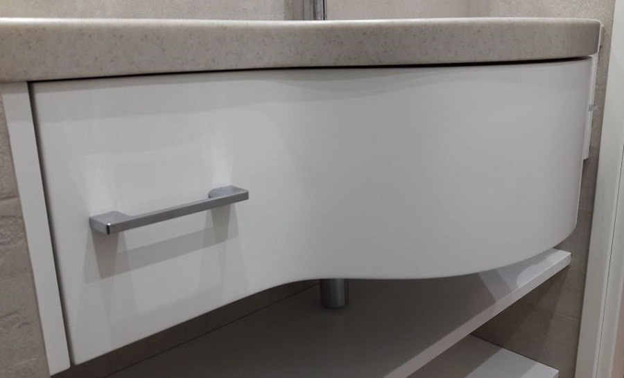 Тумба в ванную с гнутым фасадом