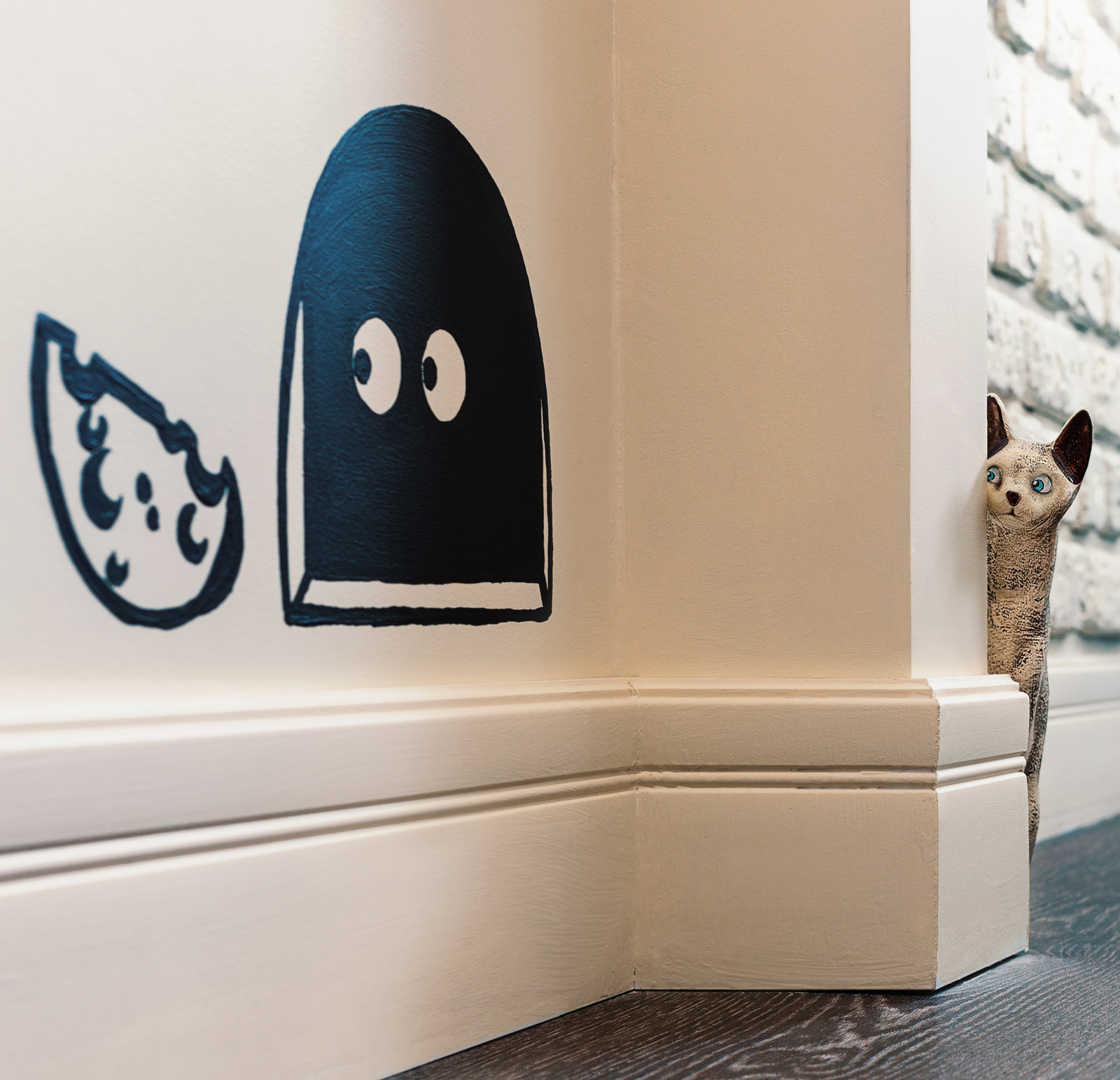 Палитра ярких красок и игра мелких деталей в интерьере современной квартиры